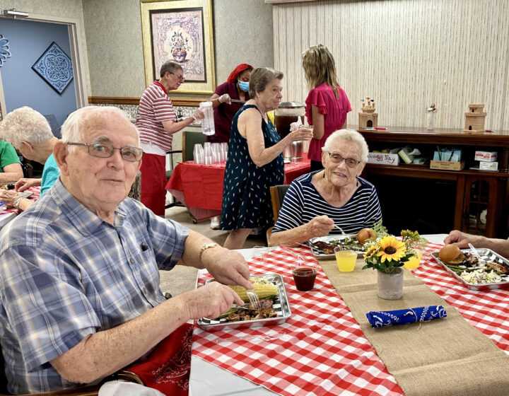 Residents dining at Bethany